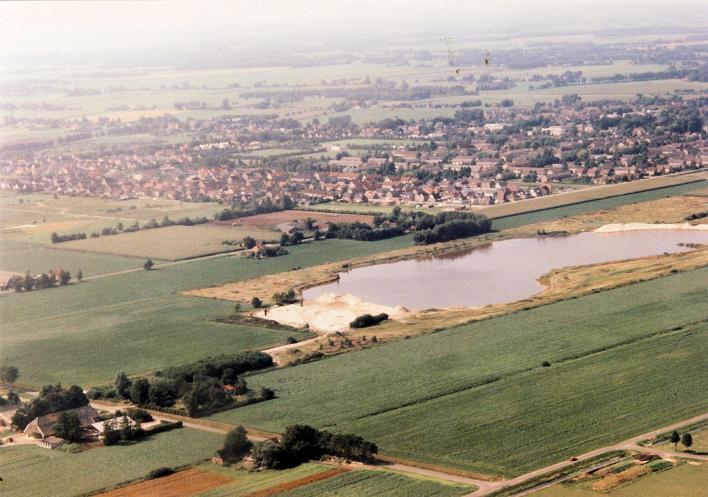 lagen aan de Zaaimanswijk, verscheen ruim voor het millenniumjaar 2000 een grote zandwinningsplas ten noorden van de Oostwijk (foto 1995) van ongeveer 13 ha.