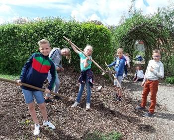 5B (Roos, Fleur, Lobke en Lana) Gezocht Lakens gezocht Greet, onze kinderverzorgster, is op zoek naar : kleine joggingbroekjes, en of badstoffen shortjes, en of sokken?