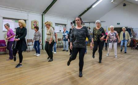 Een belangrijke taak wordt straks het echt betrekken van de mensen om wie het gaat, naast de gebruikelijke Country Line dance in buurthuis De Schakel Accordeon vereniging Accordiola in buurthuis de