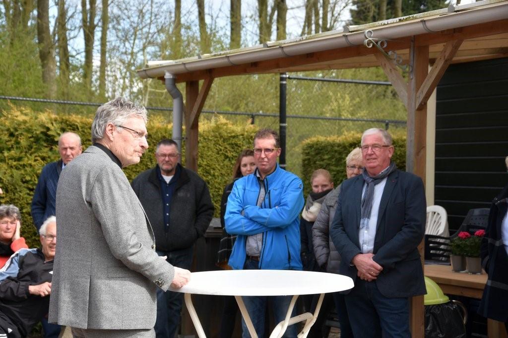 Pagina 6 Wethouder Jan Menninga opent nieuwe hekwerk bij Tennisvereniging Watec Zaterdag 22 april