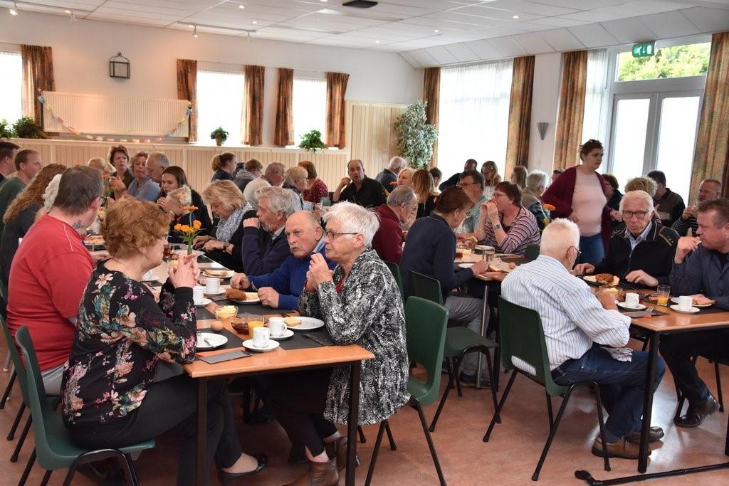 Er werd vakkundig teruggeteld van vijf tot één, waarna de kleurrijke ballonnen het luchtruim kozen. Eerdere jaren werd het georganiseerd vanaf winkelcentrum De Kei aan de Hoofdweg in Siddeburen.