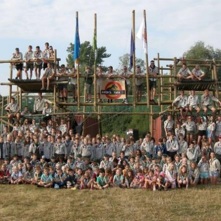 zoveel meer. En dat alles met één doel: een fantastisch kamp beleven met andere scouts en gidsen van Juventa, en dat elk jaar opnieuw. We kunnen niet anders zeggen dat het een echt feest is.