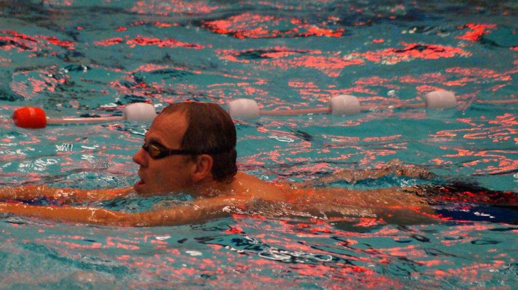 COMMISSIEPRAATJE Vanuit de zwemcommissie mag ik deze keer de inleiding verzorgen. Ik ben Paul Bunnik. In mijn jeugd heb ik waterpolo gespeeld, maar geen wedstrijden gezwommen.
