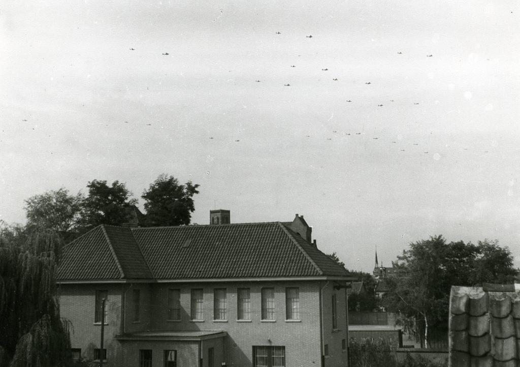 FOTO 1. 17 SEPTEMBER 1944: OPERATIE MARKET GARDEN IS BEGONNEN. ER KOMEN VEEL VLIEGTUIGEN OVER OSS, DIE VANUIT ENGELAND OP WEG ZIJN NAAR ARNHEM.