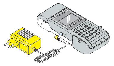Stap 5 Opstarten betaalautomaat Deze stap voert u uit op uw nieuwe YOXIMO betaalautomaat. 1) Sluit de YOXIMO met de adapter aan op het elektriciteitsnet (stopcontact).
