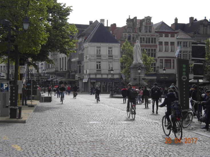 opgenomen binnen camera-bewaking Van Hoeystraat: autoluw vanaf juli