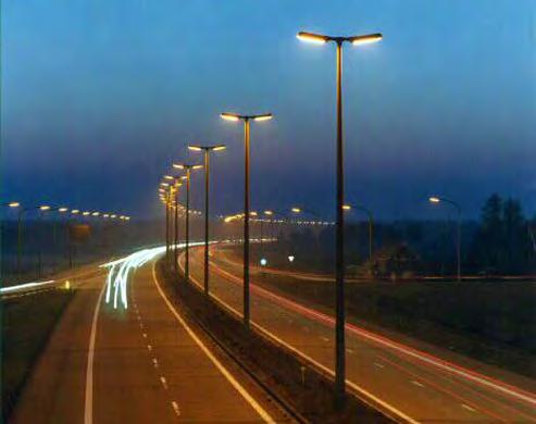 ENERGIEGEBRUIK VOOR VERLICHTING ENKELE CIJFERS In 2016 was er ongeveer 100 GWh verbruik voor verlichting van Vlaamse gewest- en snelwegen. De kosten bedroegen ongeveer 14 miljoen euro. (Vl.