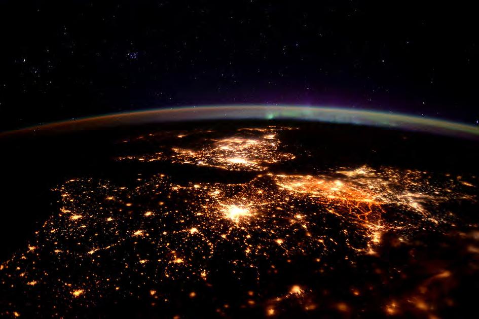 PARIS, LONDON, BENELUX, RUHR REGION OF LIGHT Foto vanuit uit ISS door ESA-astronaut Tim Peake tijdens de Principia-missie: He is performing more than 30 scientific experiments