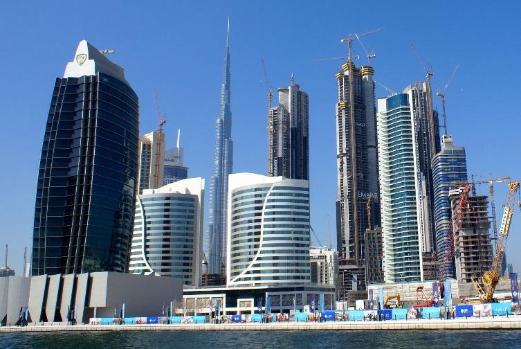 Korte wandeling door de Marina. Informatie over de Cayan Tower in het bijzonder en de bouw van de Marina en over de nieuwe projecten Bluewaters Island, Dubai Eye en Dubai Harbour.