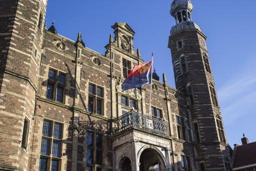 En dat terwijl we al maanden een behoorlijk beleidsarme raadsagenda hebben en gelijktijdig het college zegt op koers te liggen. Wie houden we hier voor de gek?