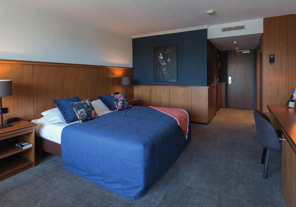 HOTELKAMERS 129 HOTELKAMERS IN VERSCHILLENDE CATEGORIEËN De Juniorsuite (48m²) bevindt zich op de vierde etage en is voorzien van een kingsize bed, een bedstee met twee bedden, koffie- en thee
