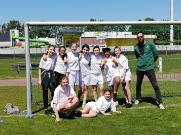 Groep 8 wint het Ridderkerks Schoolvoetbaltoernooi! De jongens van groep 8 mogen zich de kampioen van Ridderkerk noemen, nadat zij vanmiddag in de finale met 3-0 wonnen van de Bosweide.