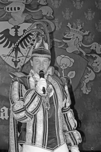 Prins Bart de Blauwe 57ste Prins der Cavalieren Het is 11 november 2017 omstreeks 22.35 u. Ik sta op het podium van het Kulturhus achter de gordijnen.