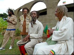 Kanta Lodge of gelijkwaardig Dag 23: AWASSA Vandaag gaat de tocht naar Lake Awassa via Armanich, Sodo and Shashemene, deze stad is gekend voor zijn grote Rastafari gemeenschap.