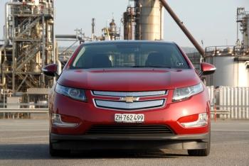 De Japanners speelden daar handig op in en hebben die voorsprong tot op de dag van vandaag niet uit handen gegeven. Maar nu slaat Chevrolet terug met de revolutionaire Volt.