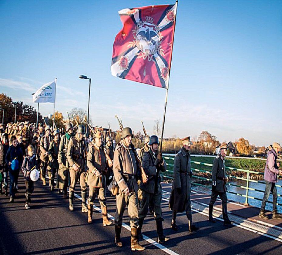 Memorial Pipes and Drums en een re-enactment van de terugtrekking