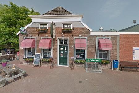 Beeldbepalende ligging in de kern van Oostwold in gedeelte met meer karakteristieke bebouwing. Gelegen in beschermd gezicht.