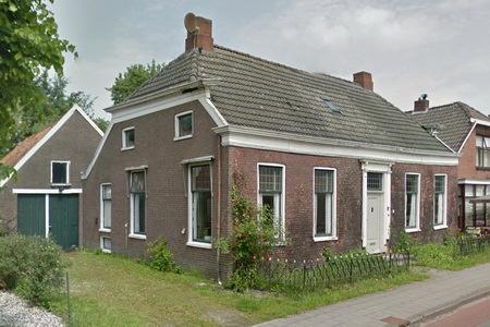 Beeldbepalend gelegen in het lint aan de Hoofdweg. Woonhuis uit circa 1820. Symmetrisch opgezet woonhuis onder kap met wolfseinden.