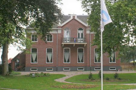 Woonhuis onder mansarde kap en voorzien van topgevels. Hoofdweg. Hoofdweg 156 xx xxx xx xx xx Hoofdweg 157-159 x x xx x x Villaboerderij uit 1897.