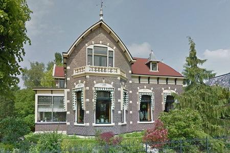 Kerkgebouw is in een latere fase vernieuwd en valt buiten de bescherming. Woonhuis in sobere Interbellum architectuur. Beeldbepalend gelgen aan de Hoofdweg.