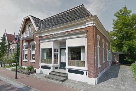 Beeldbepalend gelegen aan de Hoofdweg naast Christelijk Gereformeerde kerk.