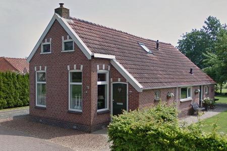 Voorzien van sprongsgewijze versmalling richting de voorgevel. Met twee rijen zaadzoldervensters. Beeldbepalende ligging aan de Hoofdweg.