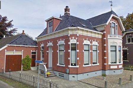 Beeldbepalende ligging aan de Goldhoorn als onderdeel van reeks karakteristieke panden. Verenigingsgebouw uit circa 1960 behorende bij naastgelegen Gereformeerde kerk.