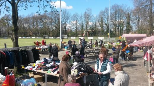 Naar de mening van de medewerkers zeker voor herhaling vatbaar: een stuk overzichtelijker en gezelliger. Het mooie weer maakte het geheel compleet. Een heel redelijke opbrengst was het resultaat.