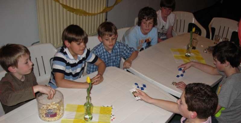 door ouders en nog wat andere senioren, die hun eigen jeugd blijkbaar nog niet vergeten waren.