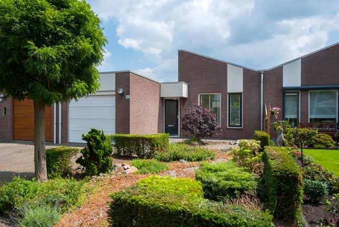 5 PLUSPUNTEN VAN DEZE GESCHAKELDE BUNGALOW MET GARAGE 1. Instapklaar, per direct beschikbaar en per direct bewoonbaar 2. Fraaie, lichte woonkamer, woonoppervlakte circa 40 m² met eiken parketvloer 3.