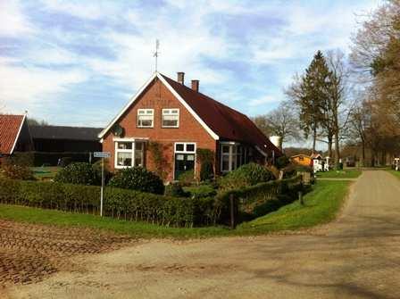 Het hoofdgebouw wordt aan de zuid- en oostzijde begrenst door een scheerhaag van liguster.