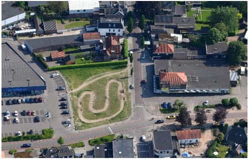 De gemeente is eigenaresse van de grond, maar er geldt nog steeds een ontwikkelovereenkomst met Van Wijnen/Oude Wolbers, gericht op detailhandel. Ja. Nee.