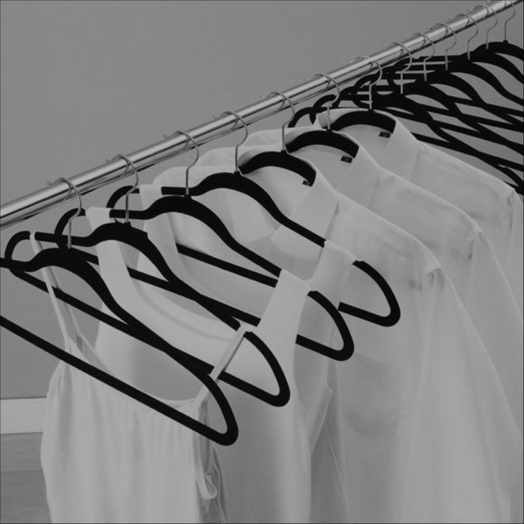 Stap 3: Gebruik dezelfde kledinghangers Is jouw kast nog gevuld met een mix van kledinghangers? Vervang ze dan nu.