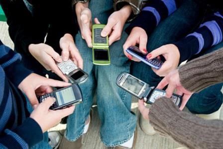 Beleid mobiele telefoons op onze basisscholen Doel Beleid Mobiele telefoons Onze scholen willen eenduidigheid in het omgaan met mobiele telefoons voor kinderen, ouders en leerkrachten.