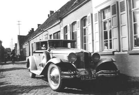 In januari 1934 verleende de Bestendige Deputatie van Oost-Vlaanderen Jules Crabeel de toestemming om op de wijk De Kruisen, sectie B, nummers 836b en 837 (langs de huidige Dendermondsesteenweg) een
