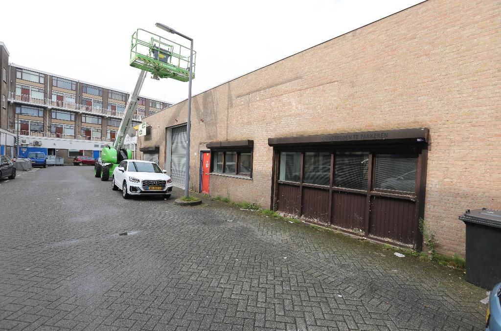 Sluzenkamp 17 Rotterdam Functionele bedrijfsruimte met inpandige kantoorruimte, onderdeel uitmakend van een kleinschalig bedrijfsverzamelgebouw, gelegen achter een woon-/winkelcomplex dat gelegen is