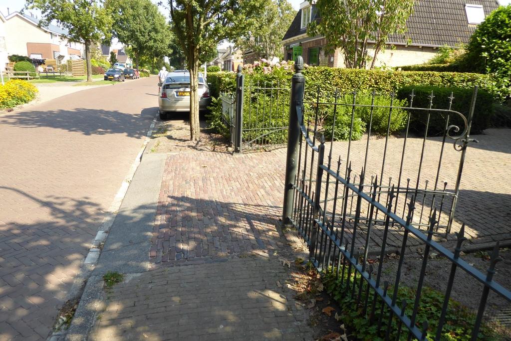 !! Op De Brink gaan we links de Kerkstraat in.