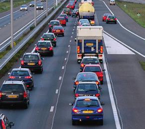 Hierin staat onder andere: welke regels er gelden; wat de verplichtingen van u en ons zijn; hoe de premie wordt vastgesteld; op welke vergoedingen of hulp u recht heeft; wat u moet doen bij schade.