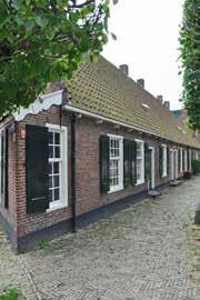 27. Welke stelling is onjuist? a. Het hofje werd in 1716 gesticht door de parochie A13 -> P11 van de katholieke kerk b. Het hofje bestond oorspronkelijk uit 14 gratis A13 -> P15 kamers c.