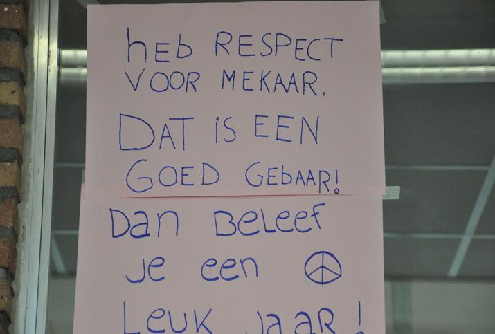 De school is de plaats bij uitstek waar kennis wordt overgedragen, maar het zou een verenging zijn te denken dat dit haar enige taak is. De school is ook de plaats waar onze jongeren leren leven.