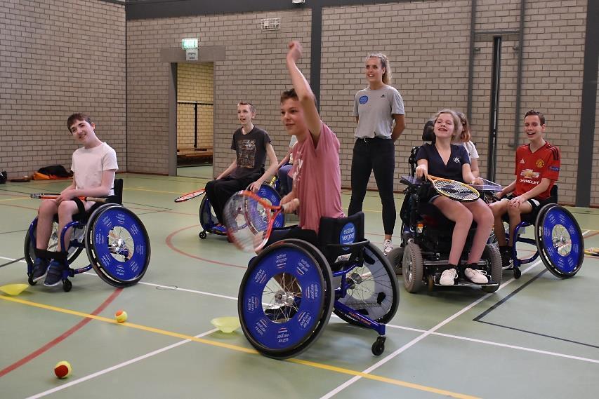 Clinic Esther Vergeer Foundation De Esther Vergeer Foundation biedt in heel Nederland bij verschillende tennisverenigingen de mogelijkheid om aan rolstoeltennis te doen.