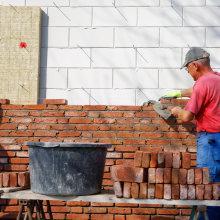 Baksteen Alhoewel bakstenen vaak in de smaak vallen, komen hier grootschalige werkzaamheden bij kijken aangezien de extra muur op een fundering komt rondom het huis.