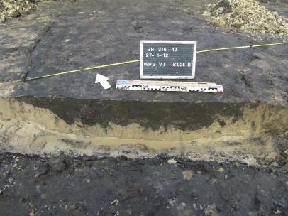 In werkput 1 is de noordwest-zuidoost georiënteerde greppel S 003 aangetroffen. Het greppeltje had een breedte van 42 centimeter en was 18 centimeter diep, en tekende zich hoekig af in de coupe.