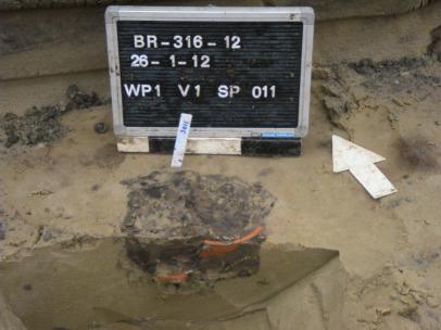 Kuilen en paalsporen De sporen S 007, 008 en 011 zijn geïnterpreteerd als (afval)kuilen. Deze kuilen zijn te dateren in de nieuwe tijd op basis van het aangetroffen vondstmateriaal.