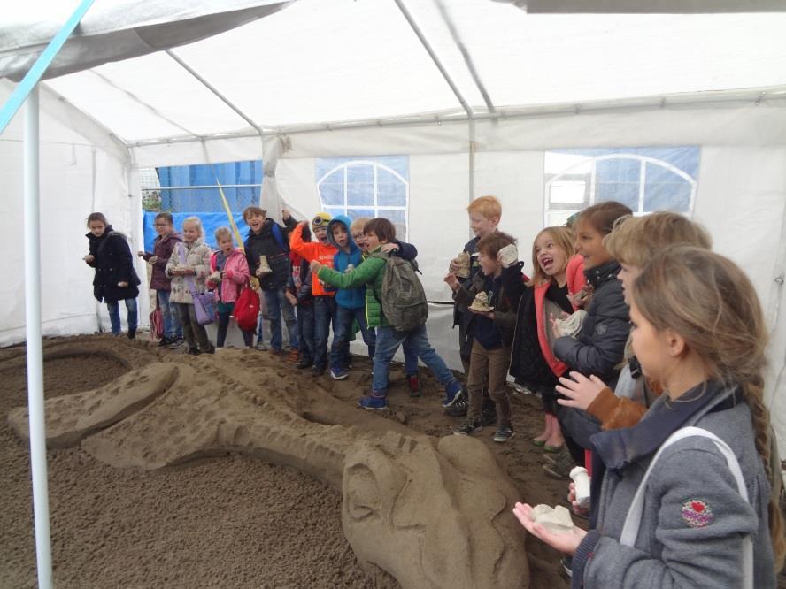 gemaakt onder begeleiding van kunstenares Susan Nash.