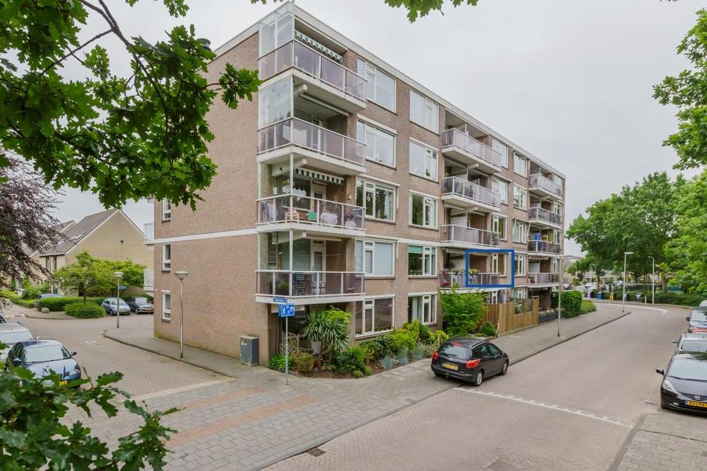 3-kamer appartement (73m²) met balkon op het westen in de geliefde woonwijk Berendrecht Dit gunstig gesitueerde appartementencomplex ligt in de populaire woonwijk Berendrecht en heeft een gezonde en