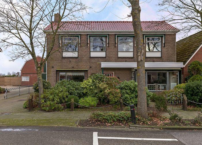 Deze voormalige winkel met postkantoor dateert uit 1925 en is omgebouwd tot een ruime en sfeervolle woning en is zeer geschikt voor dubbele bewoning en/of beroep/bedrijf aan huis.