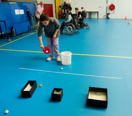 Station 1 Mikken Doelgroep pakket Lespakket voor speciaal basisonderwijs, cluster 4. Doel Het verbeteren van de oog- hand coördinatie.