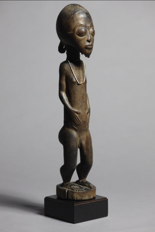 Figuur 3: Sculptuur van een man in Essankro-stijl, Baulé, Ivoorkust. Te zien bij Montagut Gallery. Figuur 4: Heilig object van de Kotastam, Gabon, 19e eeuw, Montagut Gallery.