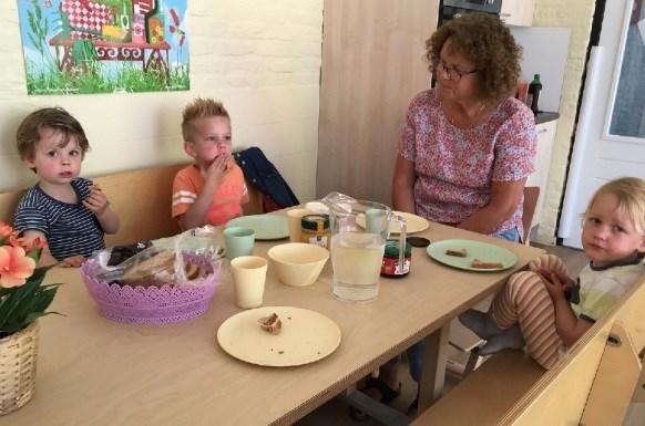 Juf Joke is vanmorgen met de kinderen in de elektrische bolderkar naar t Peuterschooltje in de Bindelwijk gereden en kwam voor de lunch weer terug.